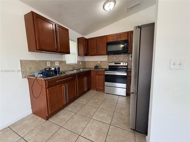 408 NW 12th St, Florida City FL 33034 - Florida City, FL - Photo 7