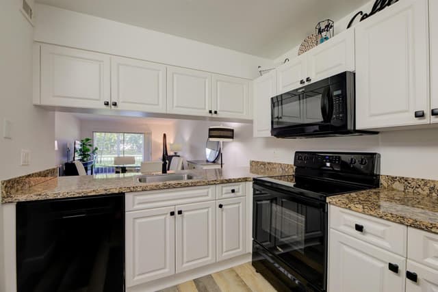 4502 Martinique Way # E1, Coconut Creek FL 33066 - Coconut Creek, FL - Photo 4