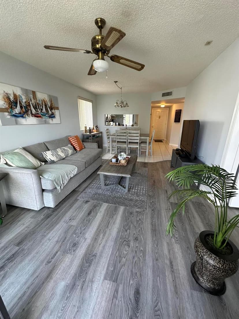 3138 Via Poinciana # 317, Lake Worth FL 33467