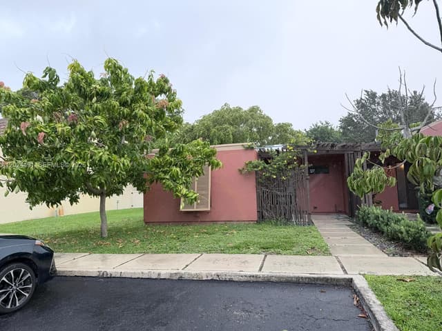 10343 Greenhouse Rd, Pembroke Pines FL 33026 - Pembroke Pines, FL - Photo 5