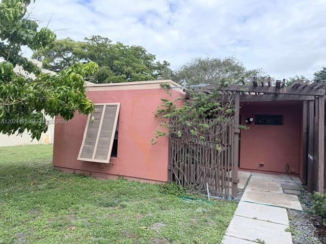 10343 Greenhouse Rd, Pembroke Pines FL 33026 - Pembroke Pines, FL - Photo 4