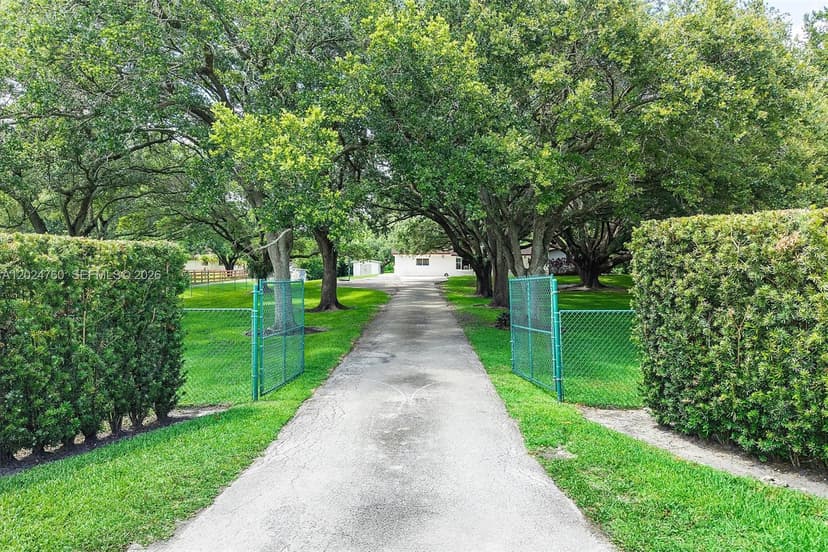 13821 Mustang Trl, Southwest Ranches FL 33330