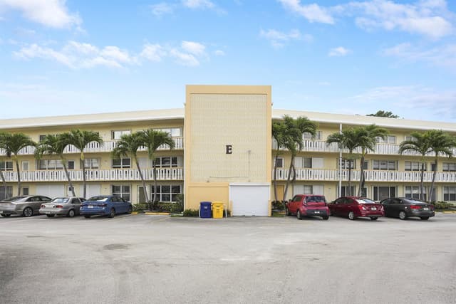 210 Wellington E, West Palm Beach FL 33417 - West Palm Beach, FL - Photo 3