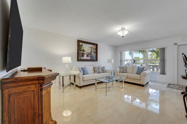 210 Wellington E, West Palm Beach FL 33417 - West Palm Beach, FL - Photo 5