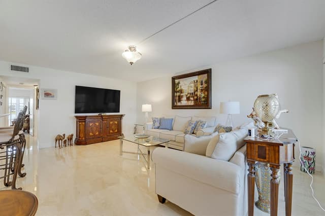 210 Wellington E, West Palm Beach FL 33417 - West Palm Beach, FL - Photo 4