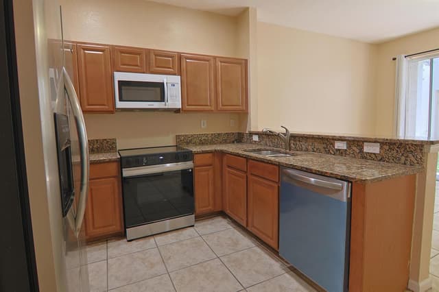 21211 NW 14th Place # 27, Miami Gardens FL 33169 - Miami Gardens, FL - Photo 2