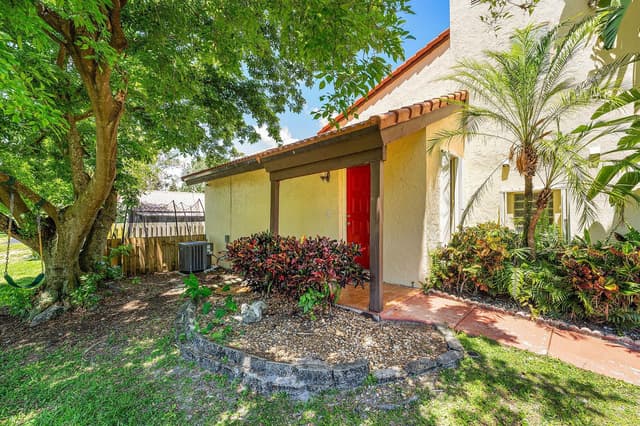 2810 Sand Pines Court, Lake Worth FL 33462 - Lake Worth, FL - Photo 3