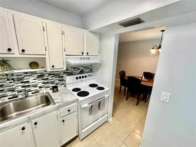 2213 NE 1st Ct # 203, Boynton Beach FL 33435 - Boynton Beach, FL - Photo 2