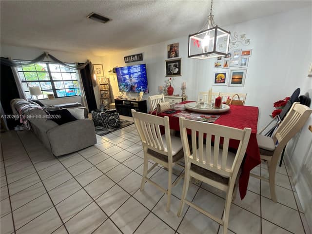 10428 NW 3rd St, Pembroke Pines FL 33026 - Pembroke Pines, FL - Photo 3