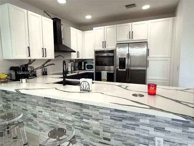 10060 NW 86th Ter, Doral FL 33178 - Doral, FL - Photo 3