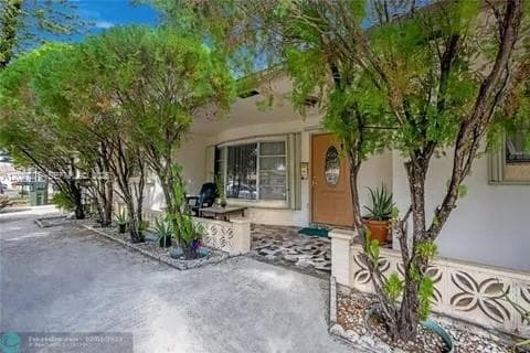 1109 NE 4th Ct, Hallandale Beach FL 33009