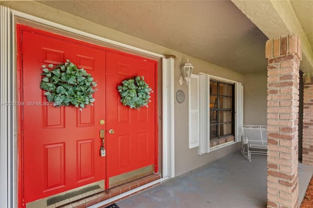 14641 Kirsten Ct, Davie FL 33325 - Davie, FL - Photo 2