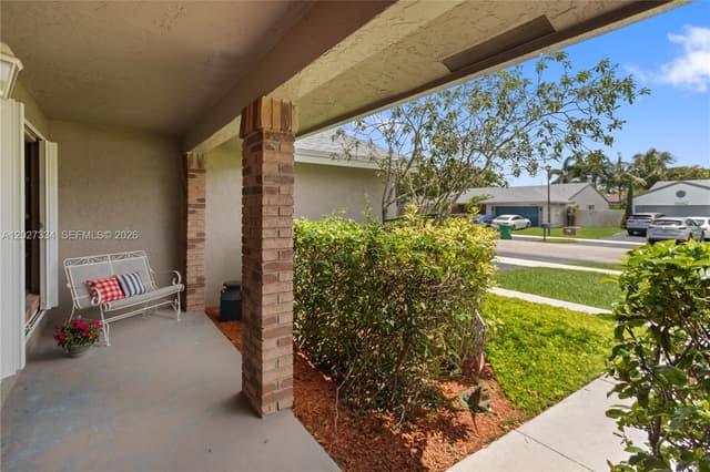 14641 Kirsten Ct, Davie FL 33325 - Davie, FL - Photo 3