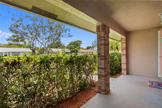 14641 Kirsten Ct, Davie FL 33325 - Davie, FL - Photo 4
