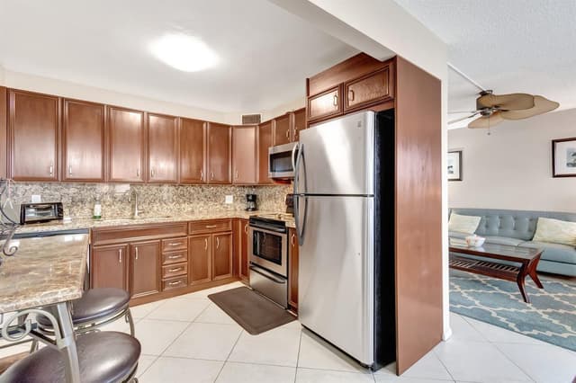 4049 Wolverton C, Boca Raton FL 33434 - Boca Raton, FL - Photo 2