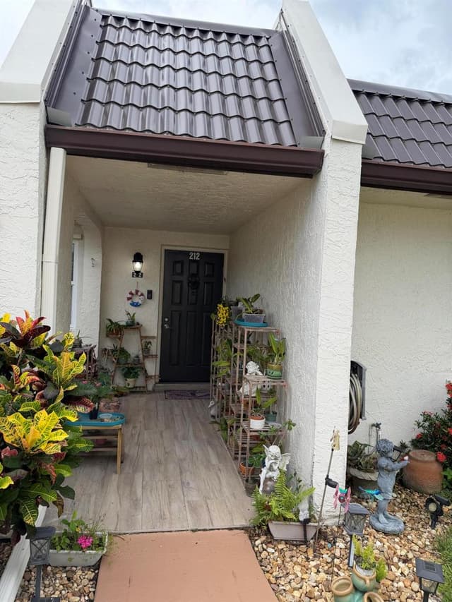212 Lake Susan Lane, West Palm Beach FL 33411 - West Palm Beach, FL - Photo 3
