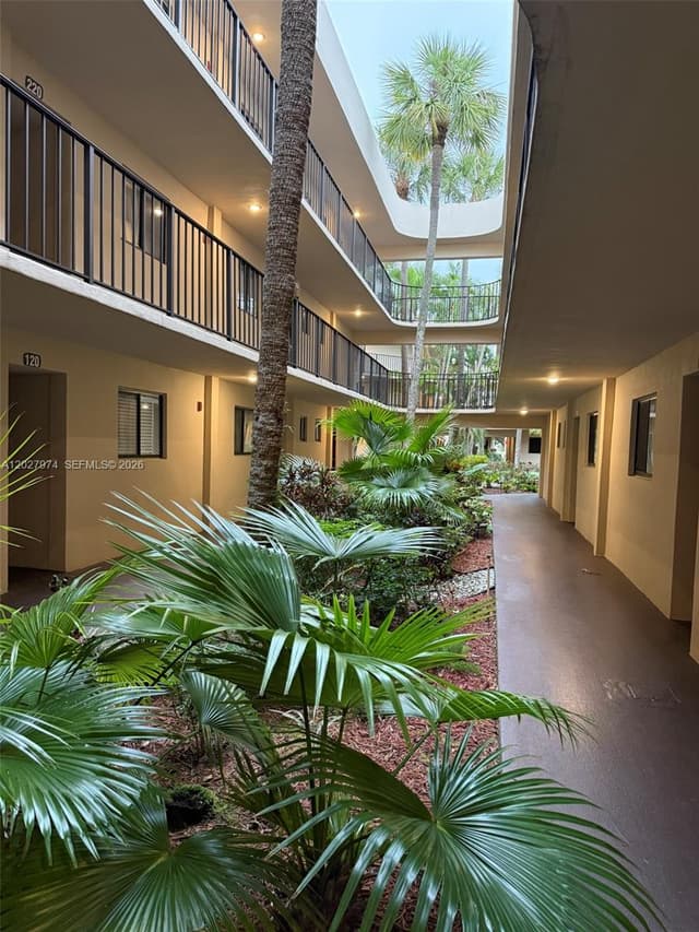 5220 Las Verdes Cir # 114, Delray Beach FL 33484 - Delray Beach, FL - Photo 2