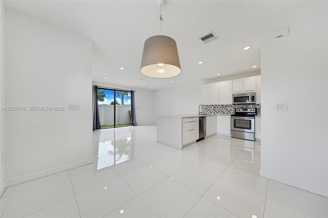 476 NE 194th Ter, Miami FL 33179 - Miami, FL - Photo 3