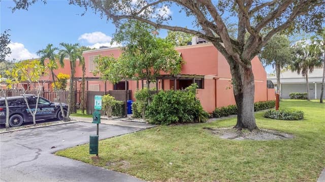 1490 Laguna Lane, Pembroke Pines FL 33026 - Pembroke Pines, FL - Photo 2