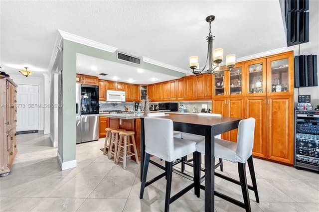 1490 Laguna Lane, Pembroke Pines FL 33026 - Pembroke Pines, FL - Photo 6
