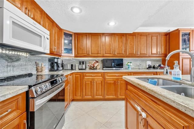 1490 Laguna Lane, Pembroke Pines FL 33026 - Pembroke Pines, FL - Photo 7