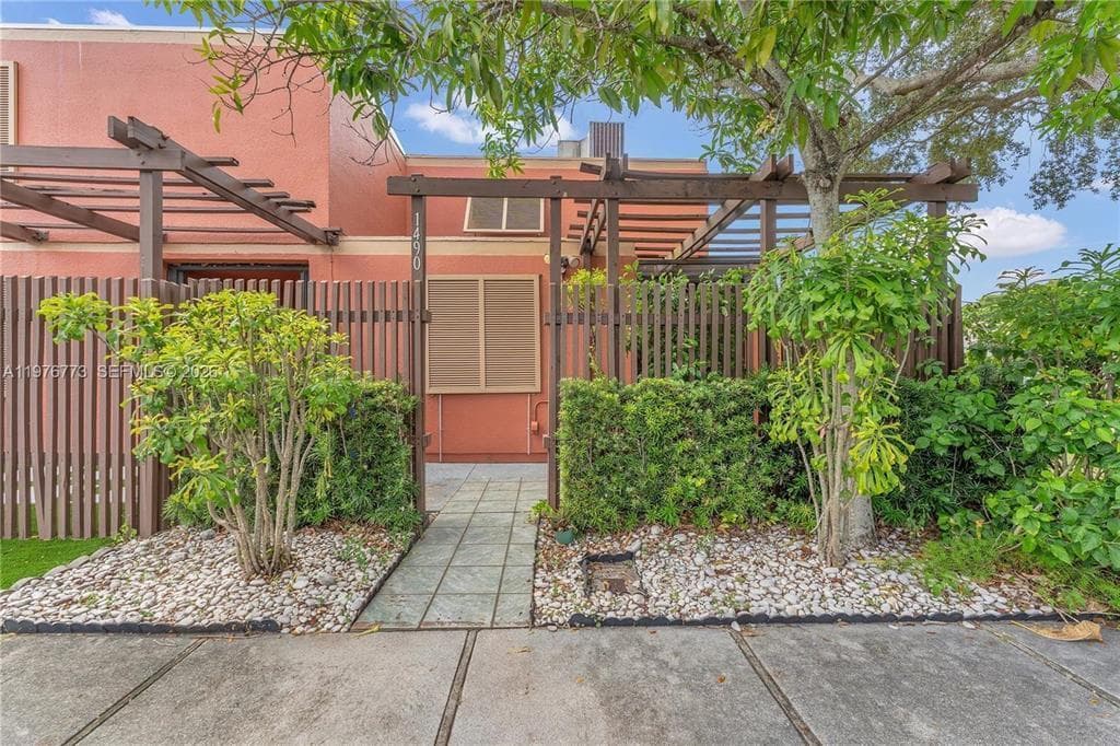 1490 Laguna Lane, Pembroke Pines FL 33026 - Pembroke Pines, FL - Photo 1