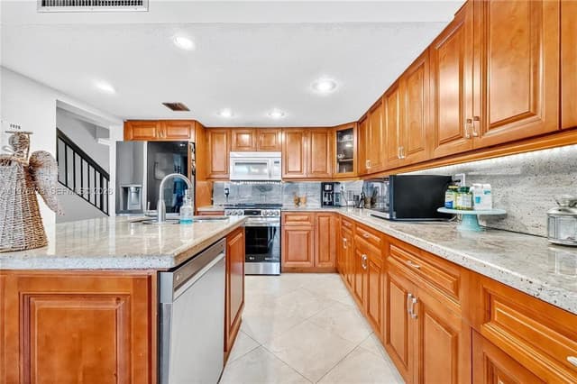 1490 Laguna Lane, Pembroke Pines FL 33026 - Pembroke Pines, FL - Photo 5