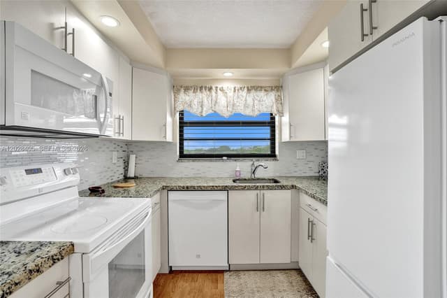 901 Colony Point Cir # 501, Pembroke Pines FL 33026 - Pembroke Pines, FL - Photo 6