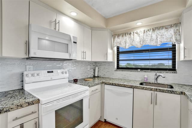 901 Colony Point Cir # 501, Pembroke Pines FL 33026 - Pembroke Pines, FL - Photo 4