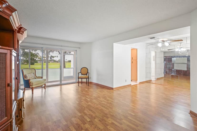3951 Via Poinciana # 112, Lake Worth FL 33467
