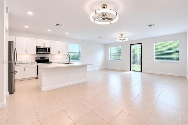 3448 W 110th Ter, Hialeah FL 33018 - Hialeah, FL - Photo 3