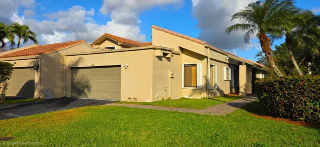 566 Village Lake Drive, Weston FL 33326 - Weston, FL - Photo 2