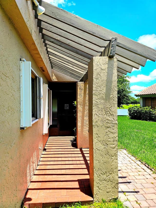 566 Village Lake Drive, Weston FL 33326 - Weston, FL - Photo 3