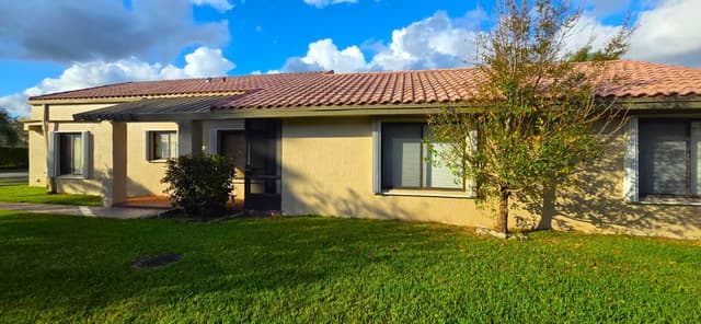 566 Village Lake Drive, Weston FL 33326 - Weston, FL - Photo 4