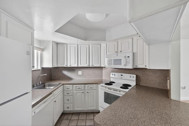 8373 Lake Drive Apt 307, Doral FL 33166 - Doral, FL - Photo 5