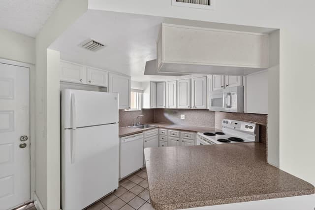 8373 Lake Drive Apt 307, Doral FL 33166 - Doral, FL - Photo 4
