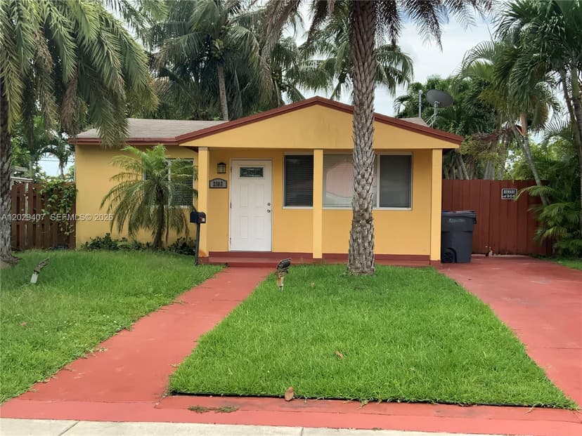2502 Dewey St, Hollywood FL 33020