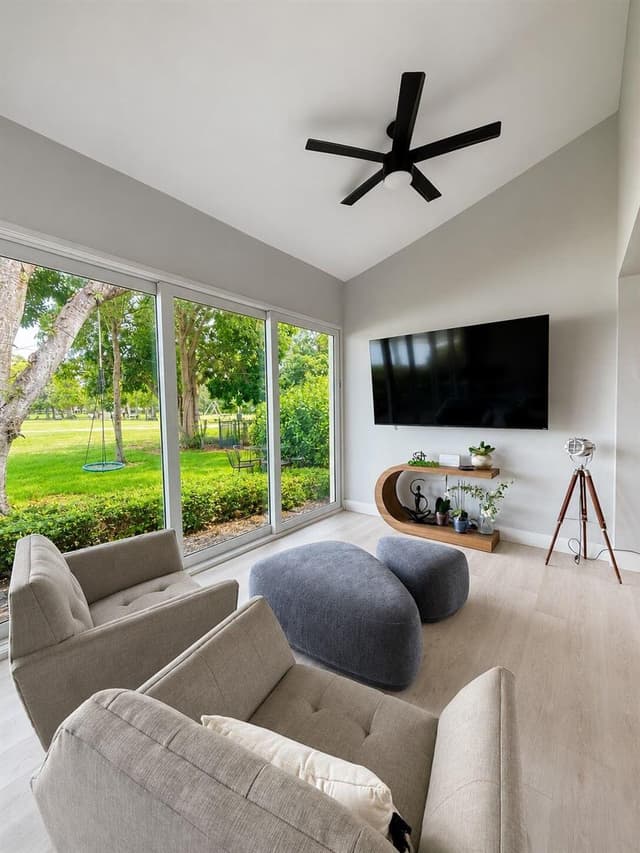 4103 Carriage Drive # H4, Pompano Beach FL 33069 - Pompano Beach, FL - Photo 2
