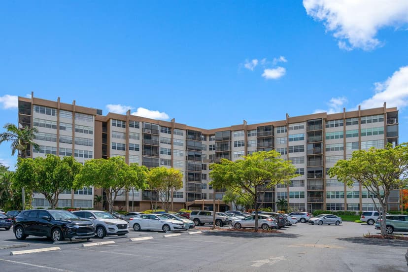 900 Saint Charles Place # 221, Pembroke Pines FL 33026