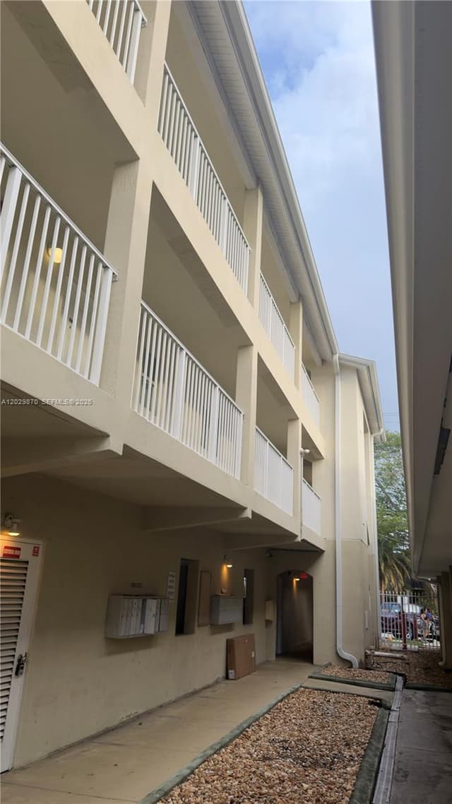 1025 SW 7th Ave # 6, Miami FL 33130 - Miami, FL - Photo 2