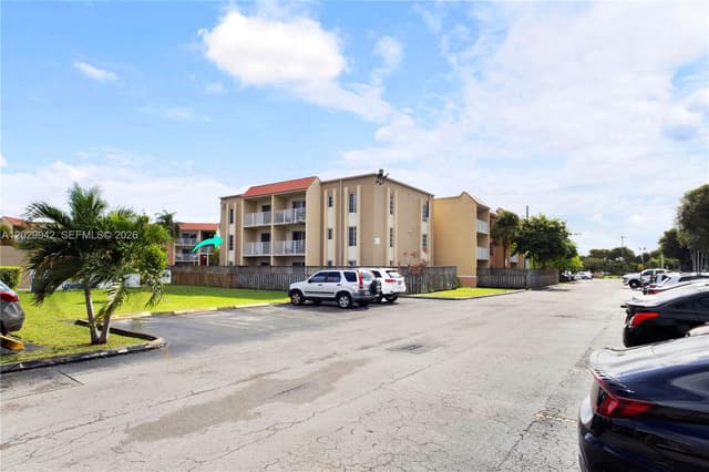 5201 Geneva Way # 211, Doral FL 33166 - Doral, FL - Photo 2