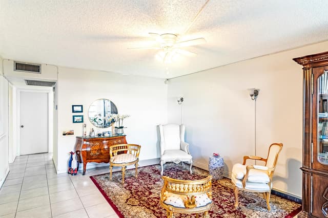 213 Fanshaw F, Boca Raton FL 33434 - Boca Raton, FL - Photo 2