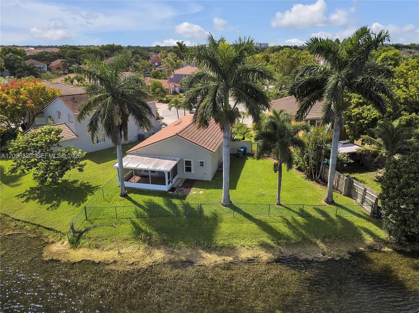 10627 NW 7th St, Pembroke Pines FL 33026