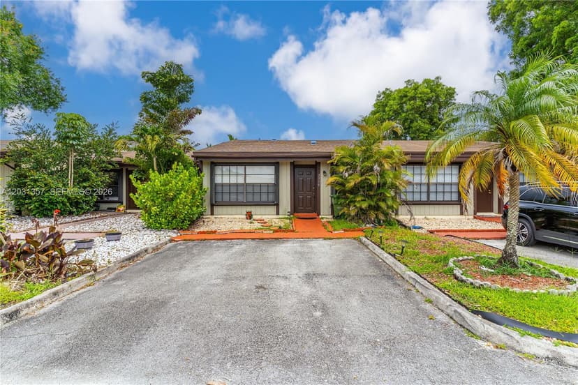 2330 Plum Ct, Pembroke Pines FL 33026