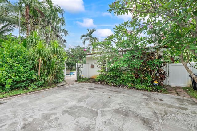 2501 NE 26th Terrace, Fort Lauderdale FL 33305 - Fort Lauderdale, FL - Photo 2