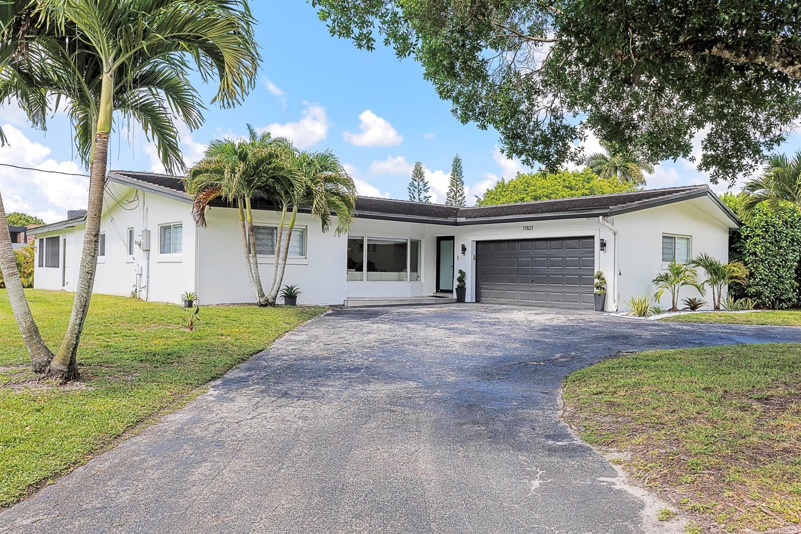 11821 NW 6th Court, Plantation FL 33325