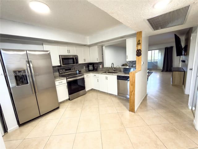 1200 SW 137th Ave # 305E, Pembroke Pines FL 33027 - Pembroke Pines, FL - Photo 3