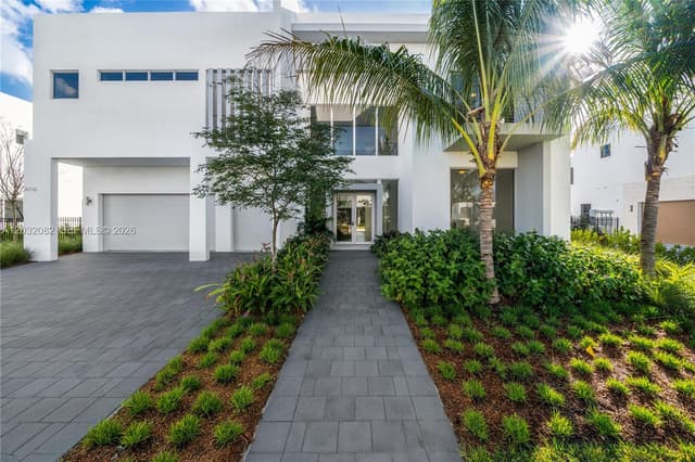 16720 N Botaniko Dr N, Weston FL 33326 - Weston, FL - Photo 2