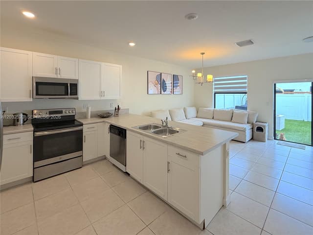 10606 W 32nd Ln, Hialeah FL 33018 - Hialeah, FL - Photo 3