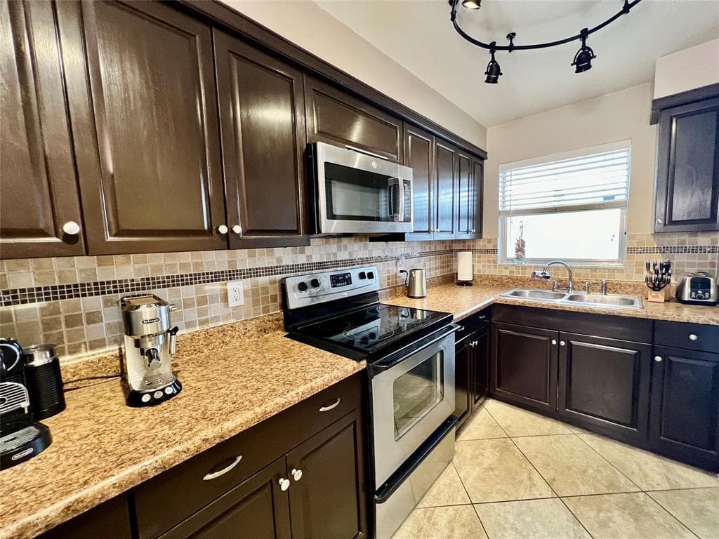 160 NE 8th Avenue # 1b, Hallandale Beach FL 33009 - Hallandale Beach, FL - Photo 1
